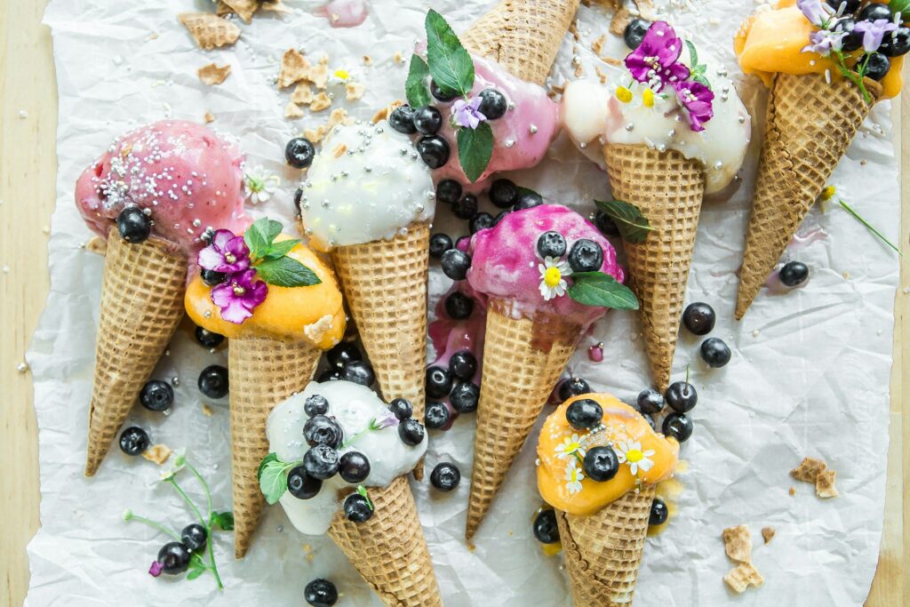 Nell'immagine coni gelato in vari gusti su di una tovaglia - Smart Marketing