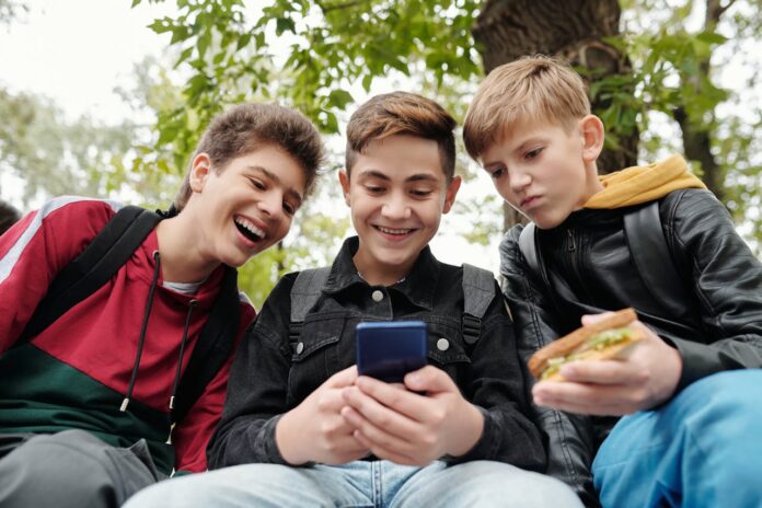 Adolescenti, internet e social media: tra opportunità e rischi, la consapevolezza è la chiave
