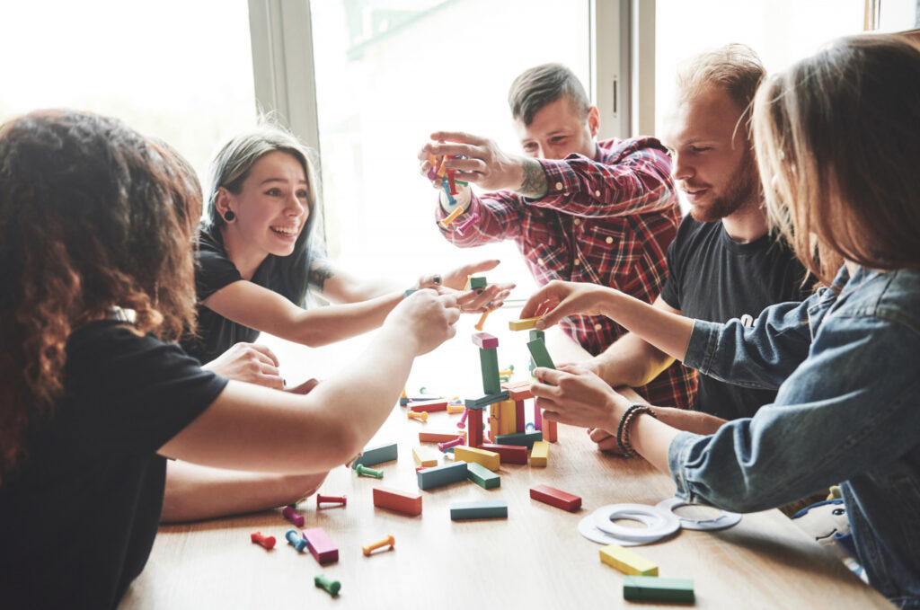 Nell'immagine un gruppo di ragazzi gioca durante una sessione di formazione - Smart Marketing