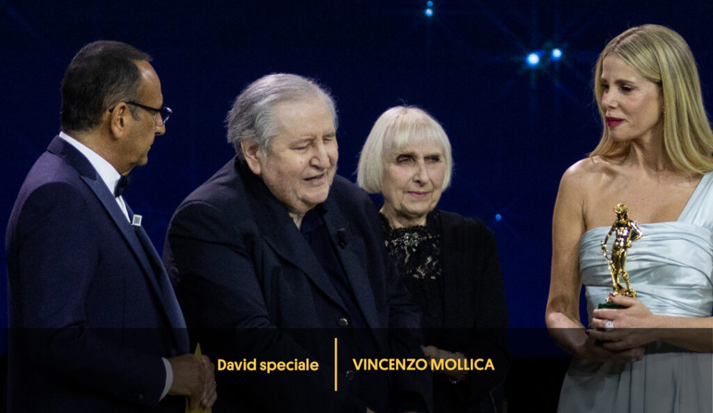 Nell'immagine il giornalista Vincenzo Mollica riceve il David alla Carriera alla 69a edizione dei David di Donatello - Smart Marketing