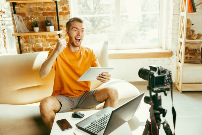 Nell'immagine un content creator sta registrando un video - Smart Marketing