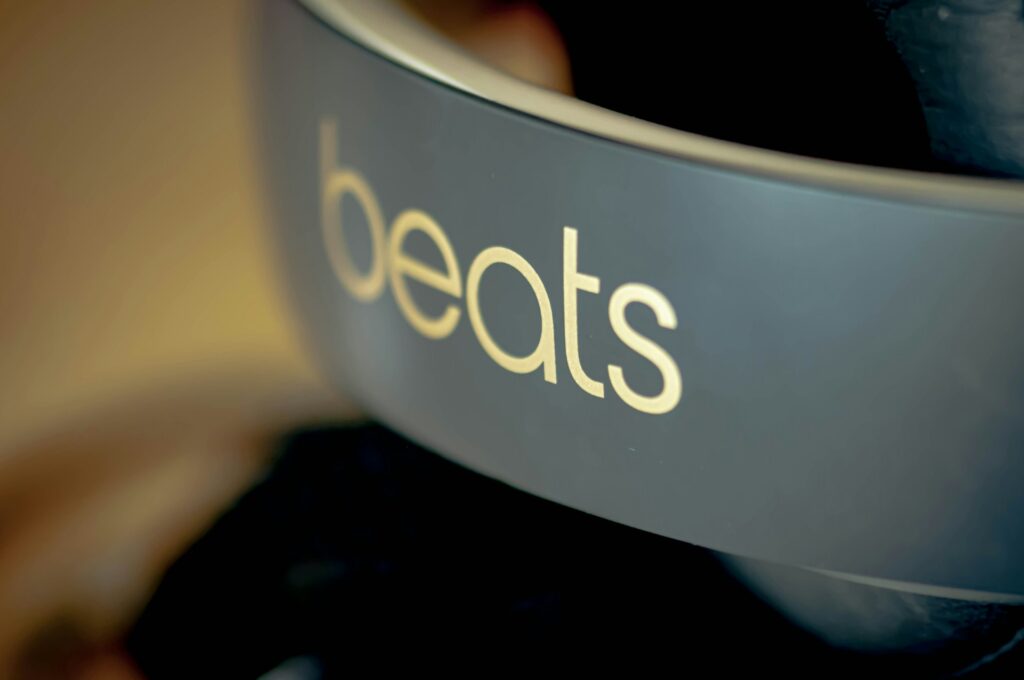 Nell'immagine la scritta Beats bianco su sfondo grigio - Smart Marketing