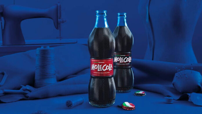 Nell'immagine due bottiglie di MoleCola, la coca Made in Italy - Smart Marketing