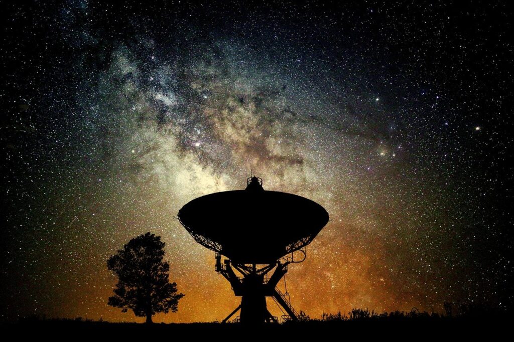 Nell'immagine una radiotelescopio sonda l'universo sullo sfondo di una notte stellata - Smart Marketing