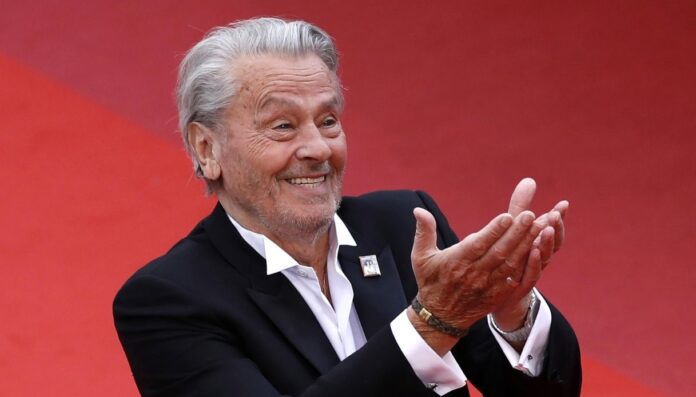 Nell'immagine l'attore Alain Delon sul red carpet - Smart Marketing