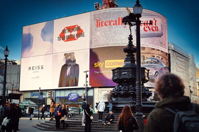 Nell'immagine i billboard pubblicitari sulla facciata di un palazzo - Smart Marketing