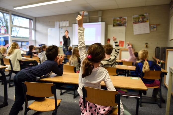 Nell'immagine una classe di studenti in una scuola - Smart Marketing