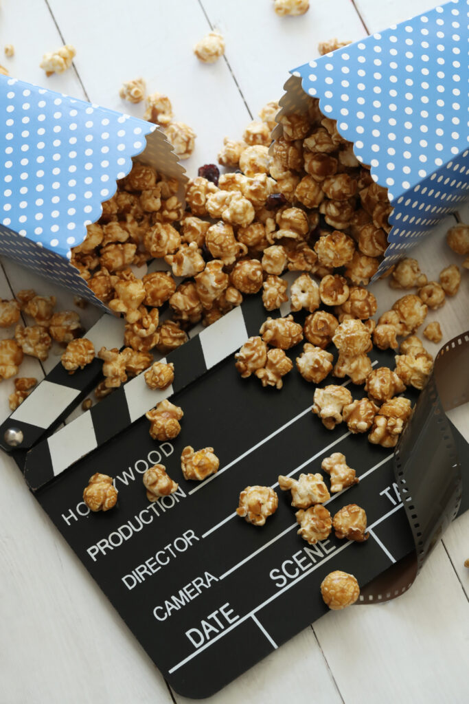 Nell'immagine un ciak è ricoperto dai popcorn - Smart Marketing